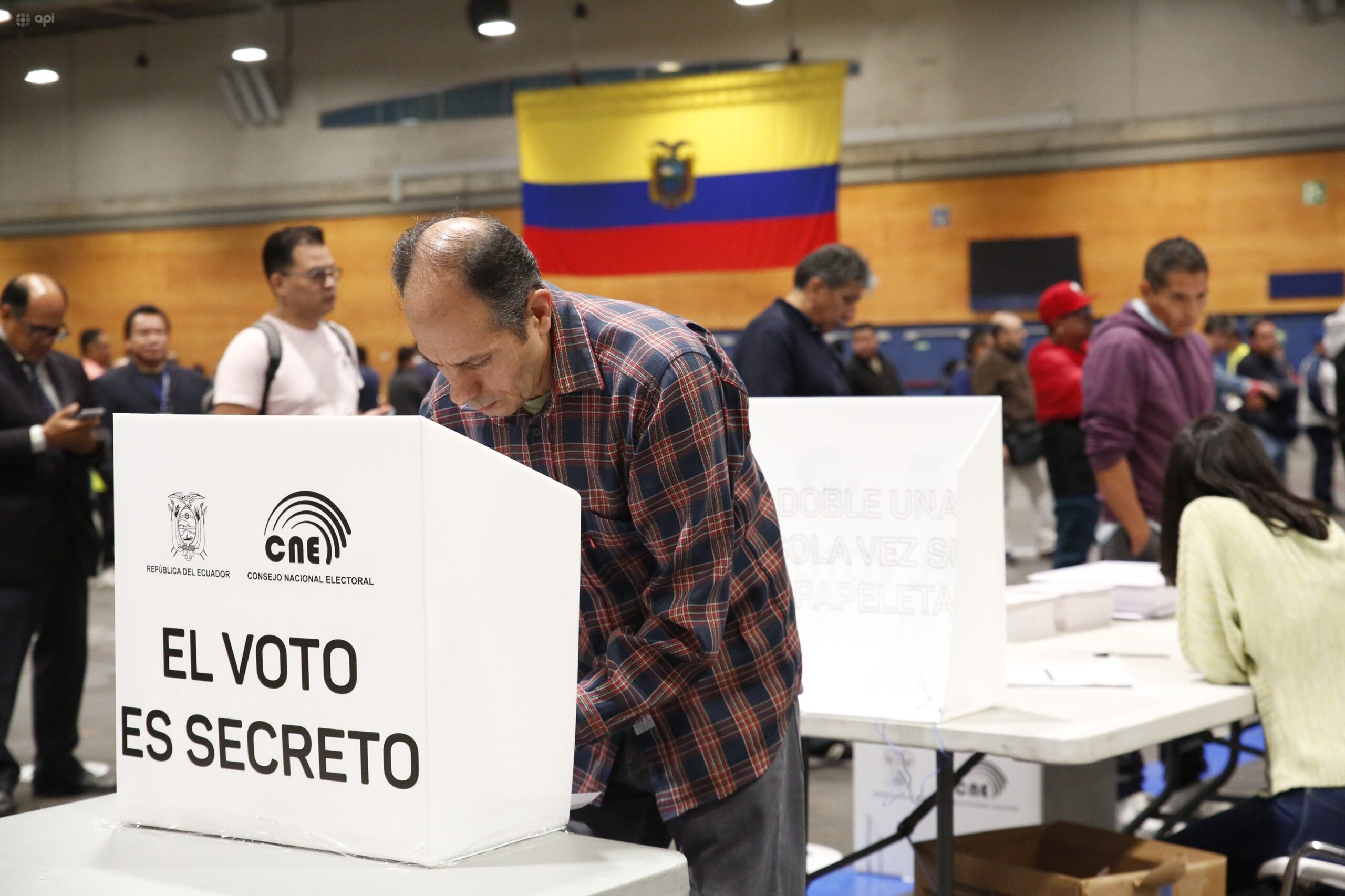 Miles de ecuatorianos ejercen su derecho al voto en Madrid (España) durante la segunda vuelta para las elecciones generales de Ecuador. API/Eduardo Oyana